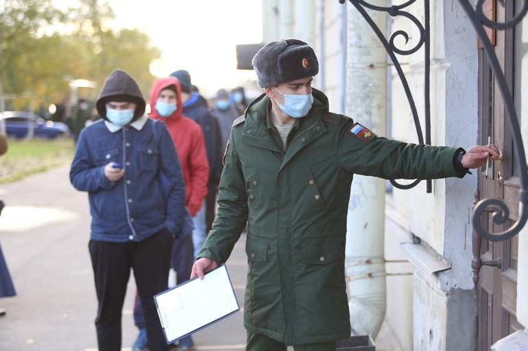 Петербургский судья отменил заседания после повестки в военкомат