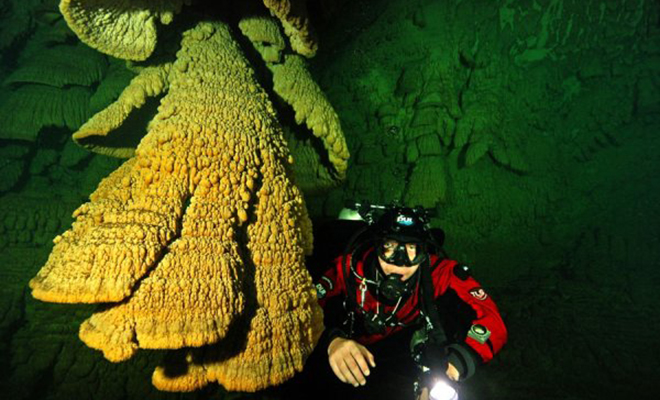 В подводной пещере в Мексике дайверы нашли висящие на потолке образования, похожие на огромные колокола. Видео