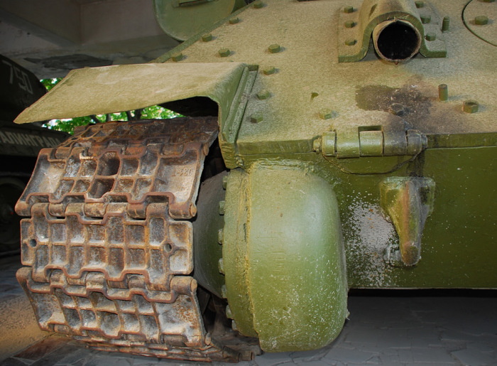 У танков и тракторов разные гусеницы. /Фото: karopka.ru.