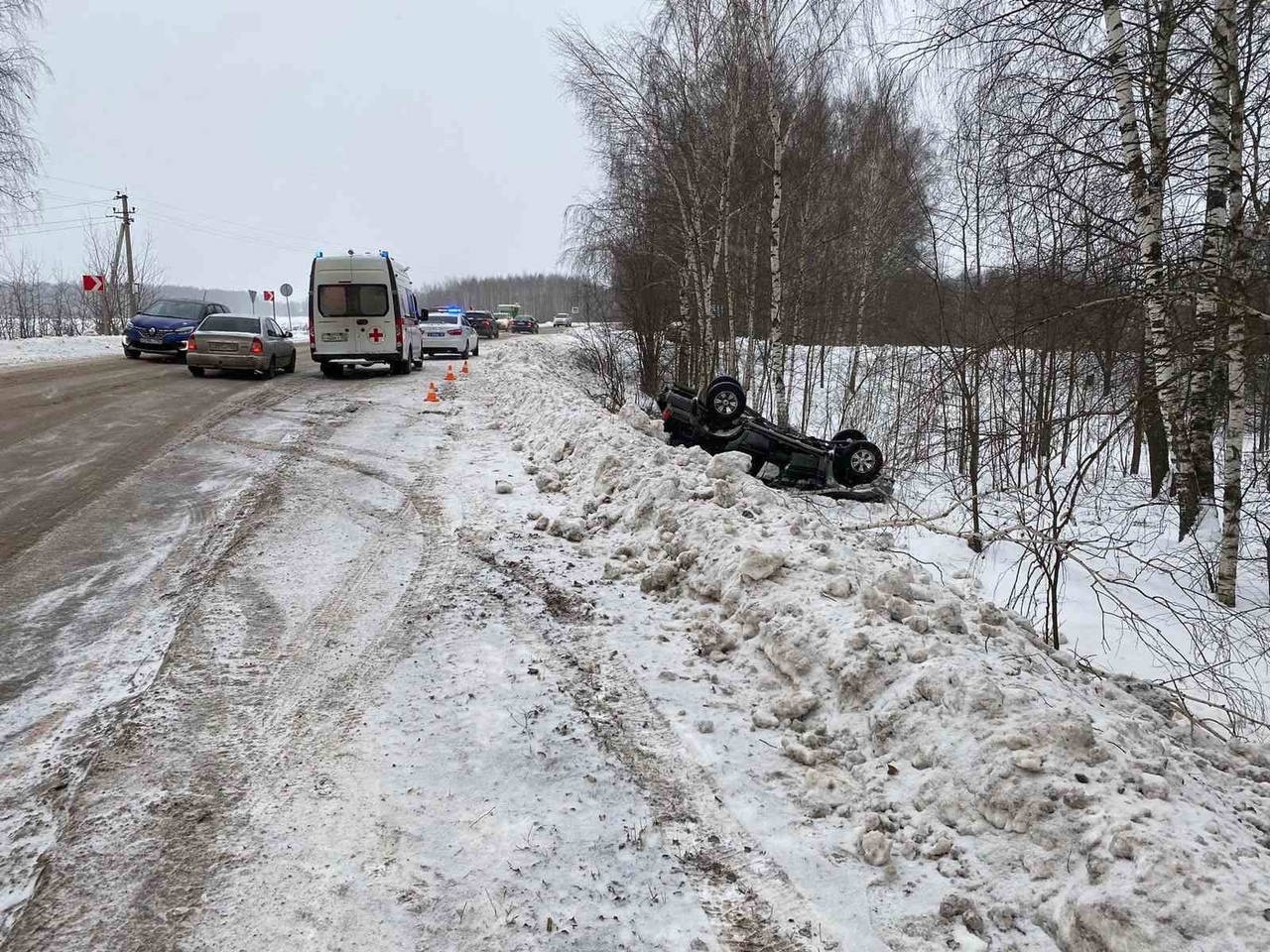 74-летний водитель госпитализирован после опрокидывания автомобиля в кювет в Нижегородской области