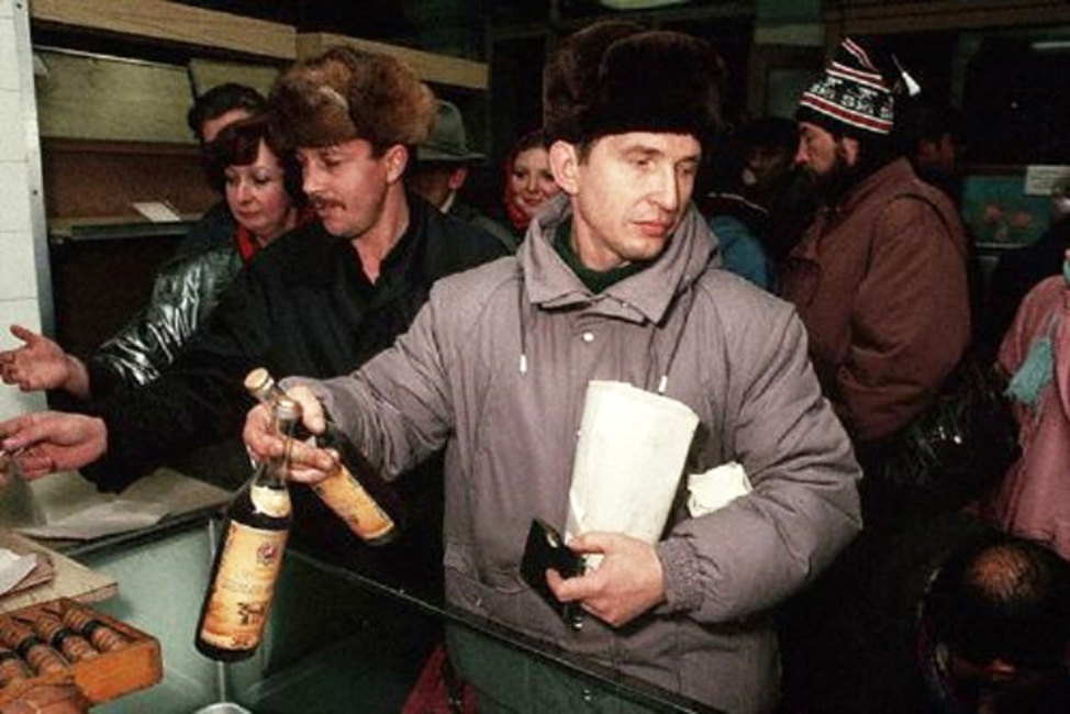 Оказавшиеся в новой реальности и не умевшие в ней выживать россияне массово спивались. 