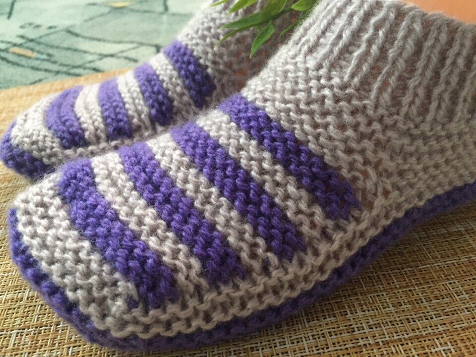 Уютные домашние тапочки всего за один вечер! Вяжем спицами! Уютные домашние тапочки всего за один вечер! Вяжем спицами!