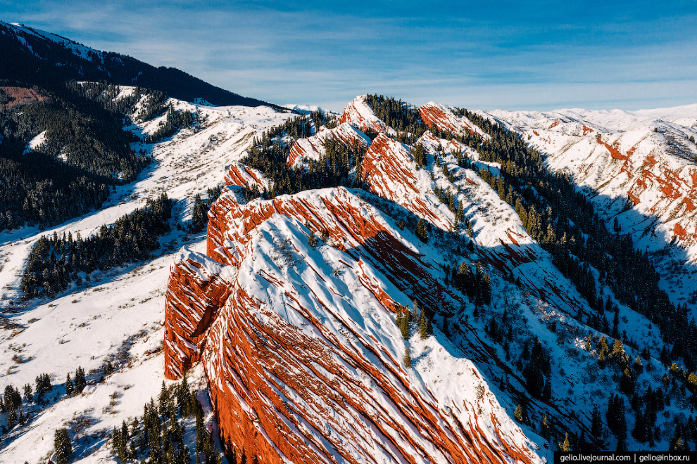 Красные скалы посреди снега