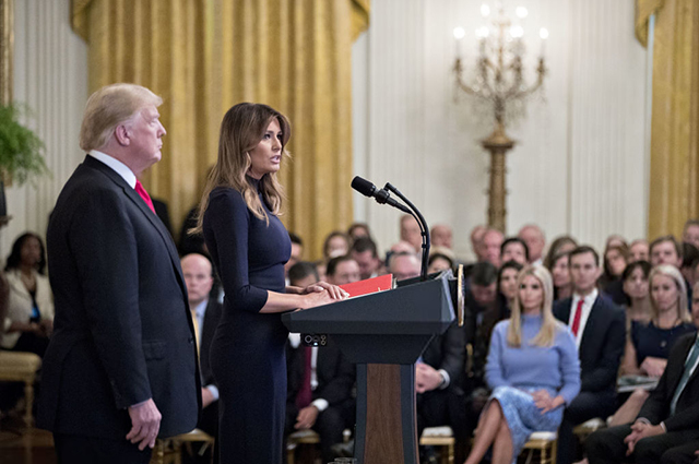 Мелания Трамп трогательно поддержала своего супруга Дональда во время его выступления в Белом доме звездные пары, мелания трамп