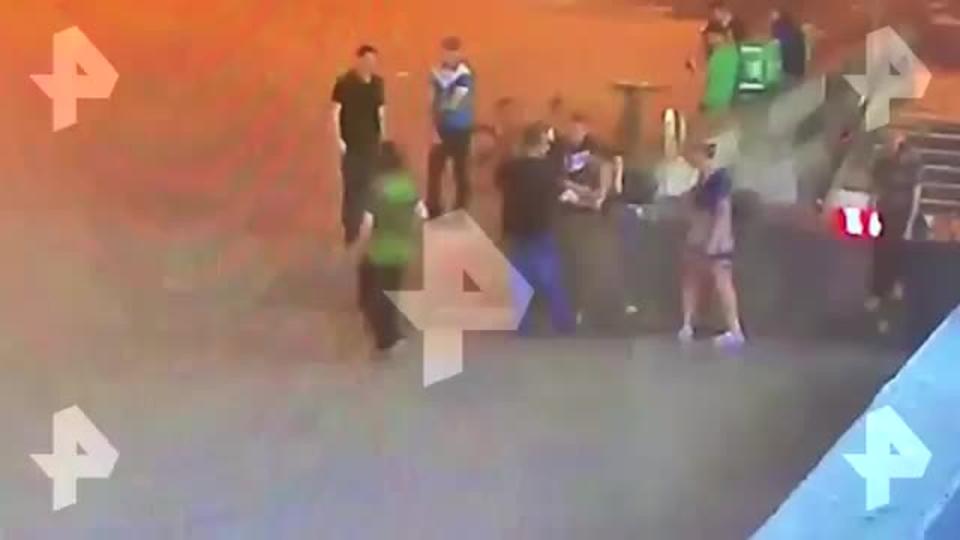 Камера сняла, как женщина расправилась с двумя мужчинами возле метро