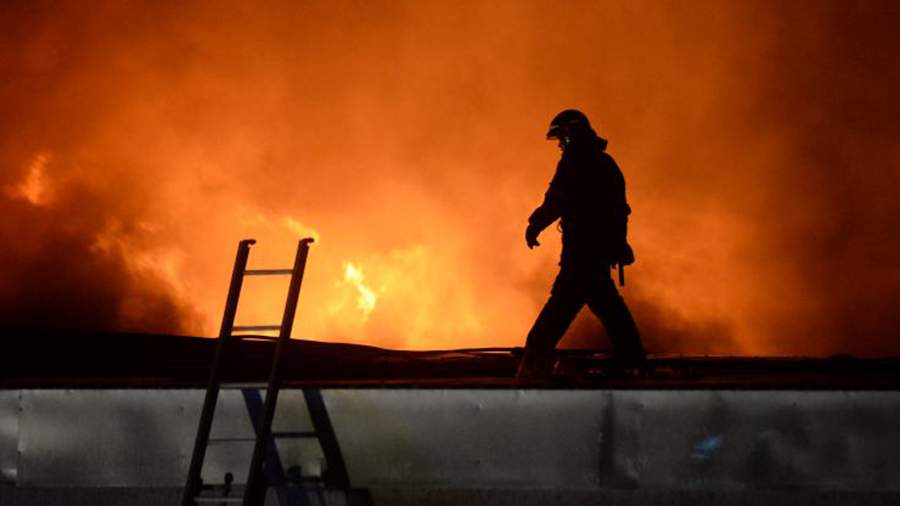 Административное здание загорелось на востоке Москвы