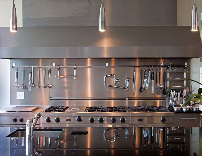 Множество деталей, строгий порядок металлических предметов кухонной утвари придают интерьеру в стиле техно гармоничности