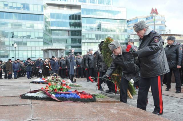 Делегация МВД РФ возложила венки и цветы к Могиле Неизвестного солдата в честь Дня защитника Отечества