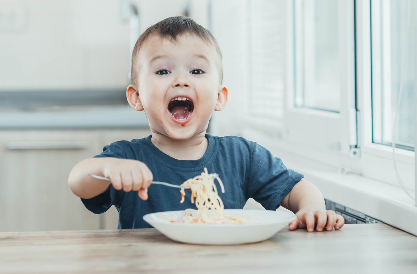 Ребенок ест. Ребенок ест макароны. Дети за едой. Макароны для детей. Ребенок бай