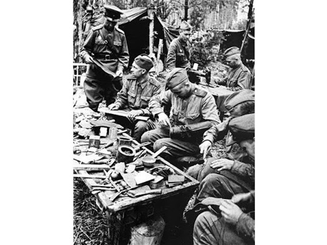 Кирзовые сапоги неотделимы от образа русского солдата и даже стали своеобразным символом нашей армии Кирзовые сапоги неотделимы от образа русского солдата и даже стали своеобразным символом нашей армии армия