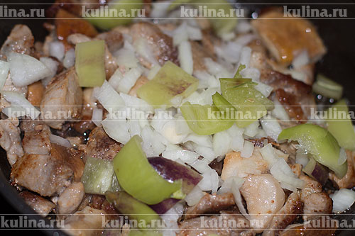 Мясо в хлебе Репчатый лук мелко нарезать, перец нарезать кусочками и положить в сковороду.