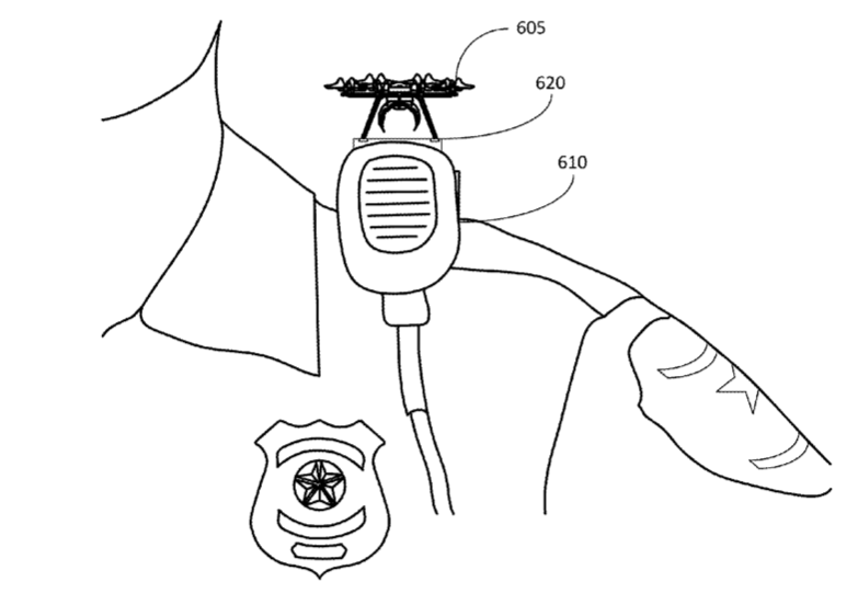 Дрон-ассистент на плече полицейского /© Amazon Technologies, Inc