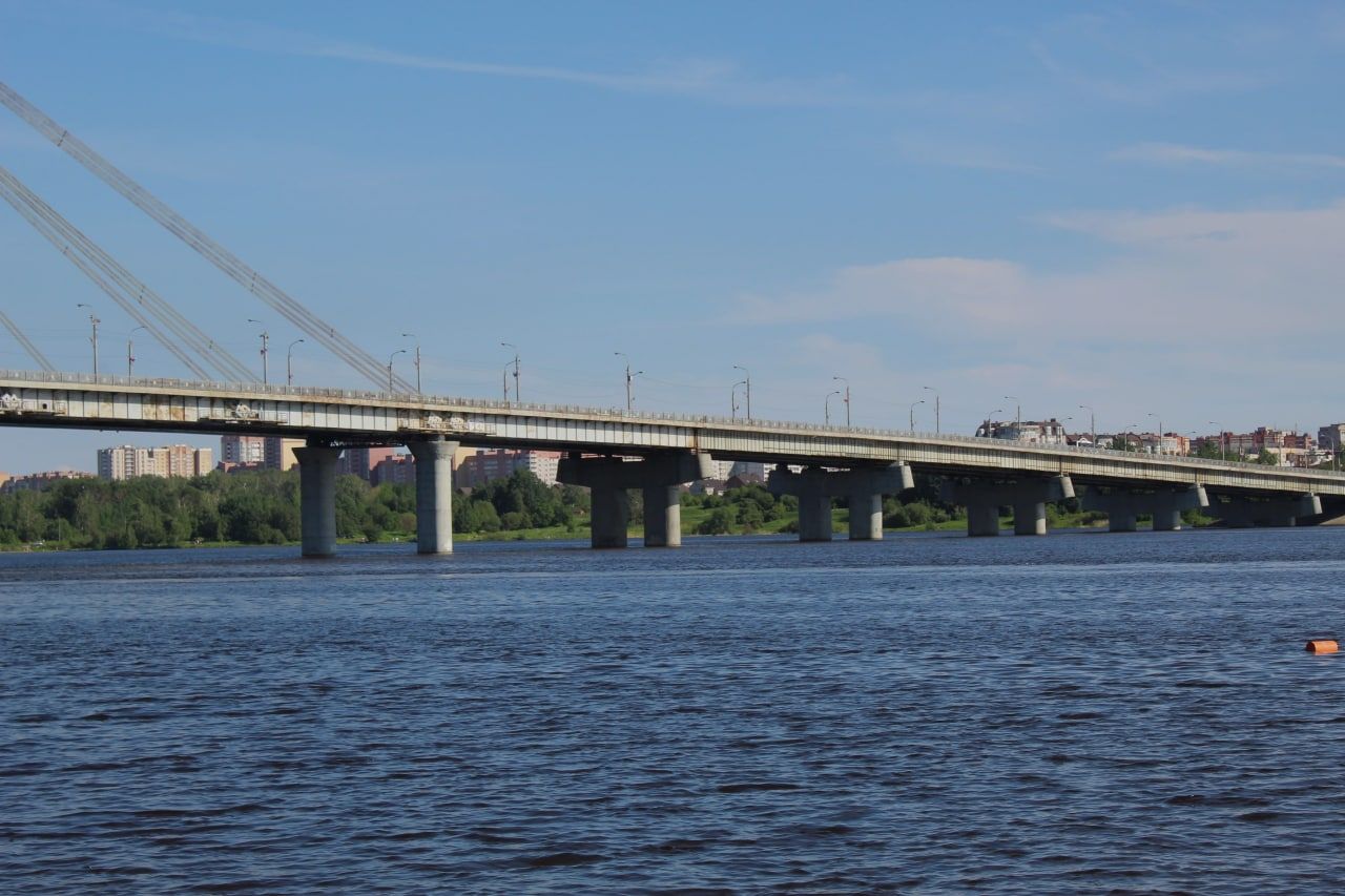 Женщина выжила при падении с Октябрьского моста в Новосибирске