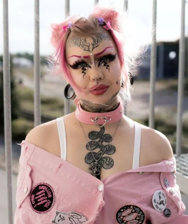 22-летняя финка из-за пирсинга и татуировок стала похожа на кошку-инопланетянина