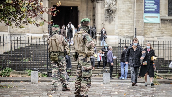 СТРАШНАЯ СТОРОНА ПАРИЖА: НОТР-ДАМ ПОД ДУЛАМИ АВТОМАТОВ