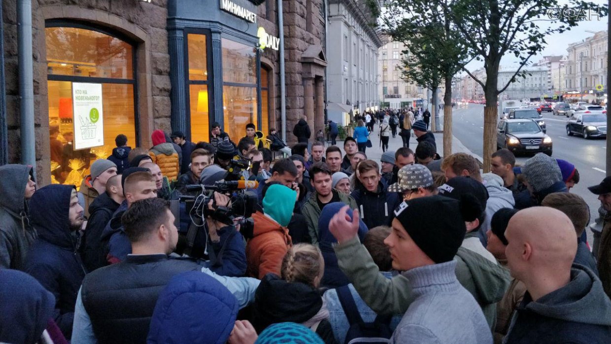 Люди в очереди за айфоном. Очереди за едой в италии. Очередь за билетами в большой театр. Очередь за кроссовками. Очередь за айфоном.