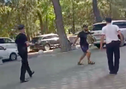 В Анапе полиция открыла стрельбу по незнакомцу, разгуливающему по улицам с тесаком