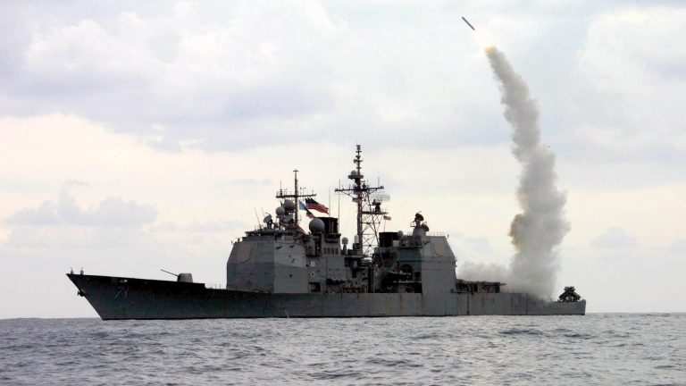 Фото: commons.wikimedia.org Ракета Tomahawk в момент запуска с ракетного крейсера USS Cape St. George в Средиземном море