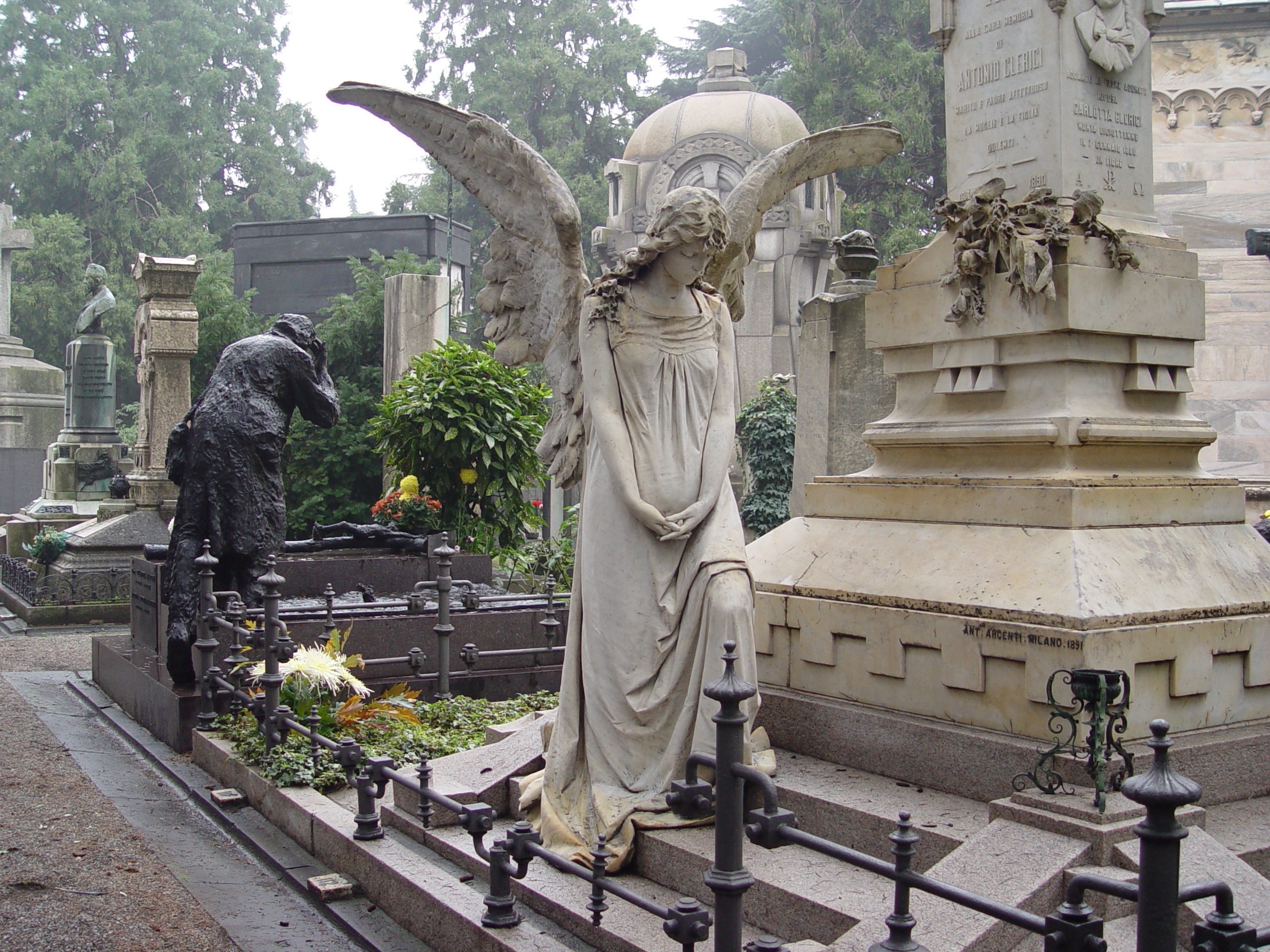 В городе есть красивый памятник. Гросс Фреденвальде кладбище. Самое красивое кладбище. Самые красивые памятники.