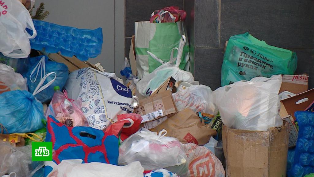 Отходов много, техники мало: власти Санкт-Петербурга объяснили причину мусорного коллапса