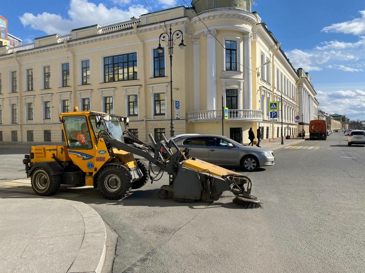 Техника петербург. Благоустройство площади. Уборочная техника. Центр города. Машины в Питере.