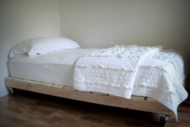 Интересная идея: как сделать кровать из поддонов?