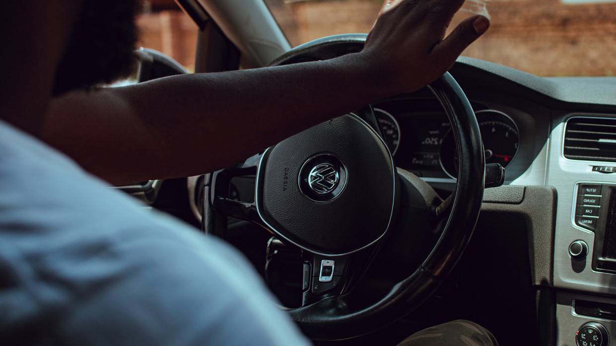 Автоэксперт Червяков предупредил об опасности неправильного положения рук на руле машины