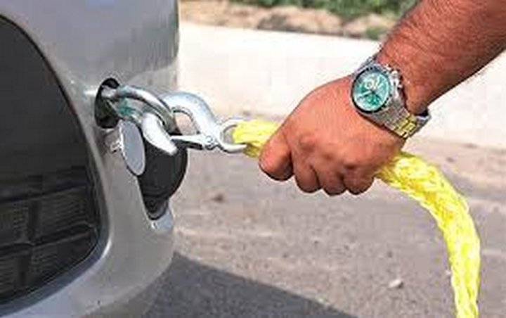 Буксировка автомобиля. Буксировка автомобиля. Volvo s80 крепление для буксировки. Буксировка автомобиля. Машина на буксире.