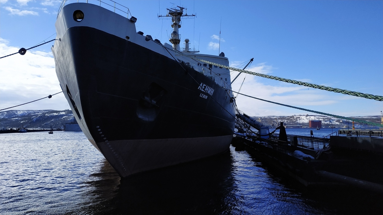 Атомный ледокол «Ленин» стоит на приколе у морского вокзала