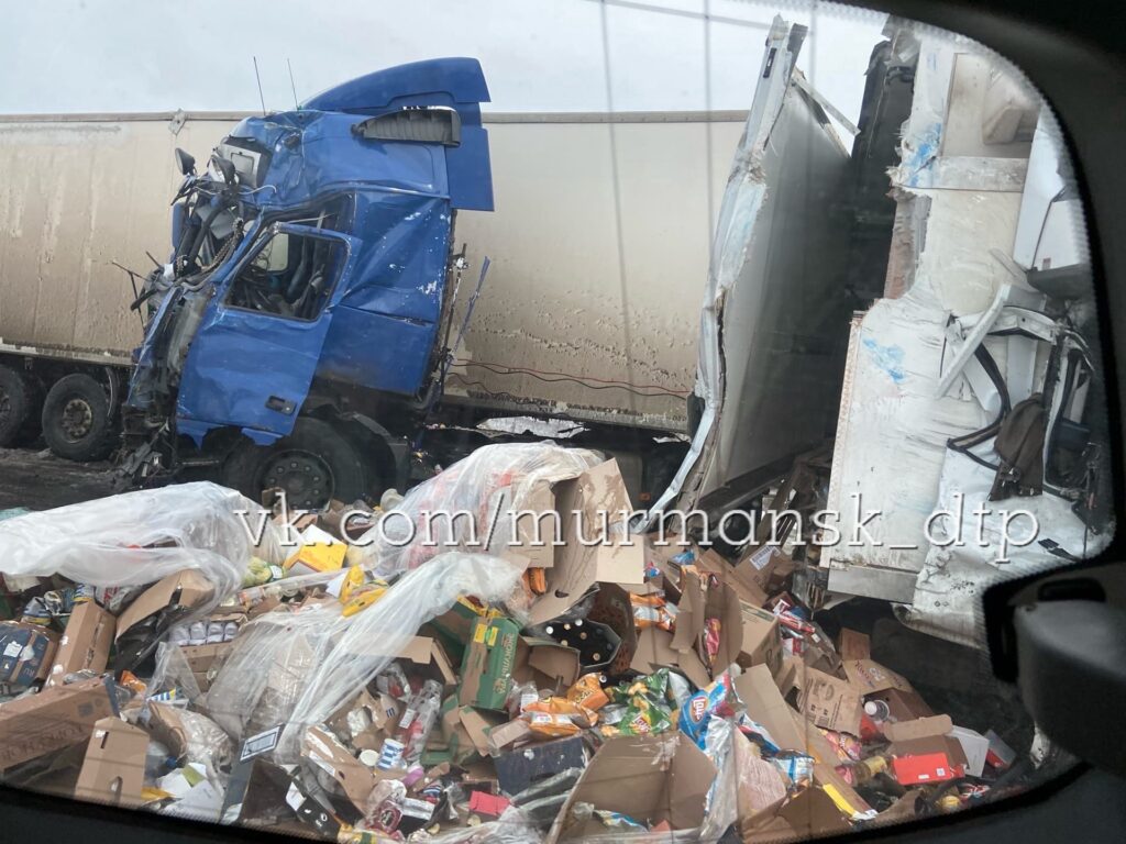 Под Мурманском в массовом ДТП с грузовиками погиб человек
