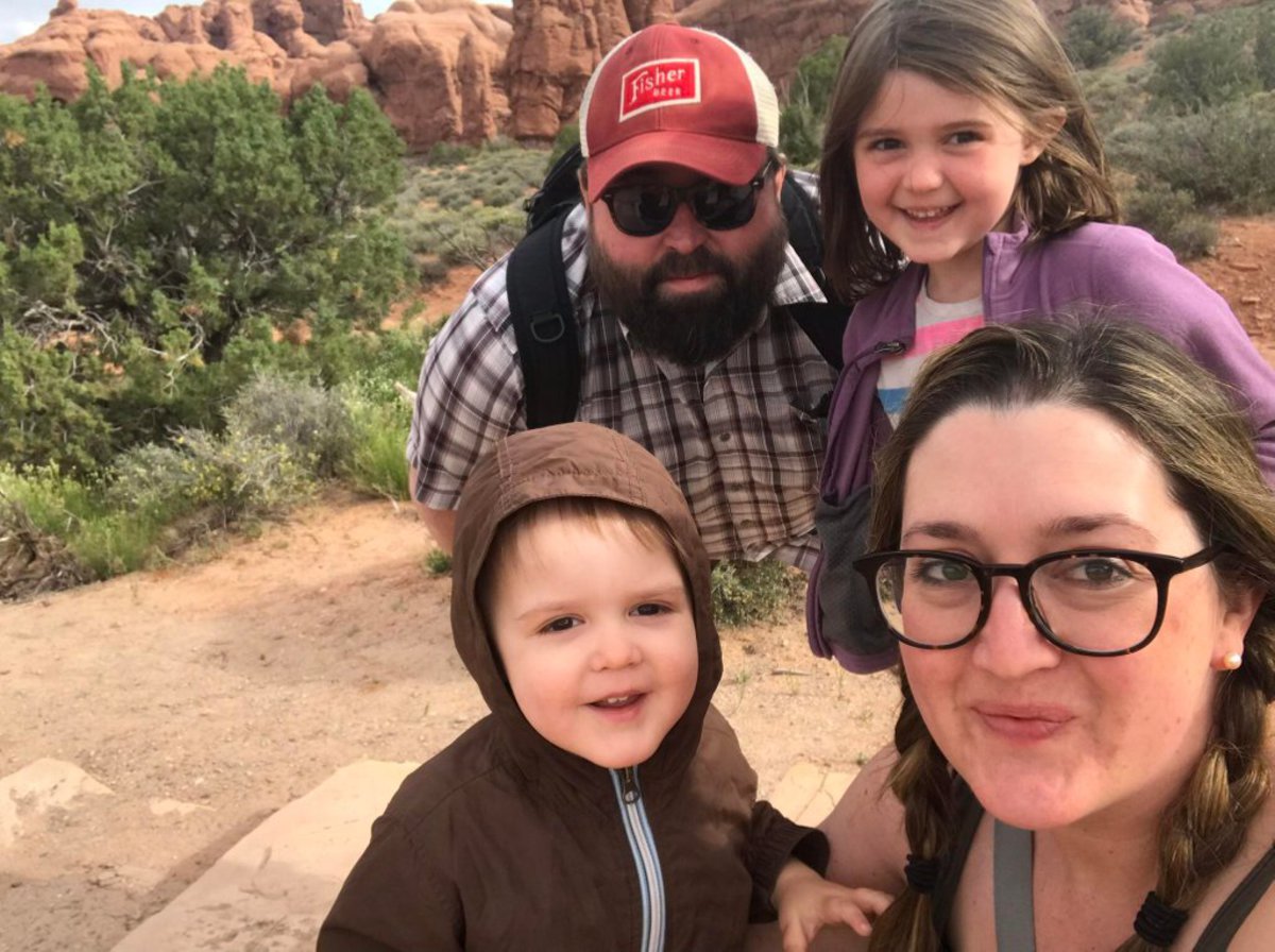 Оптическая иллюзия с исчезнувшими ногами отца обескуражила интернет