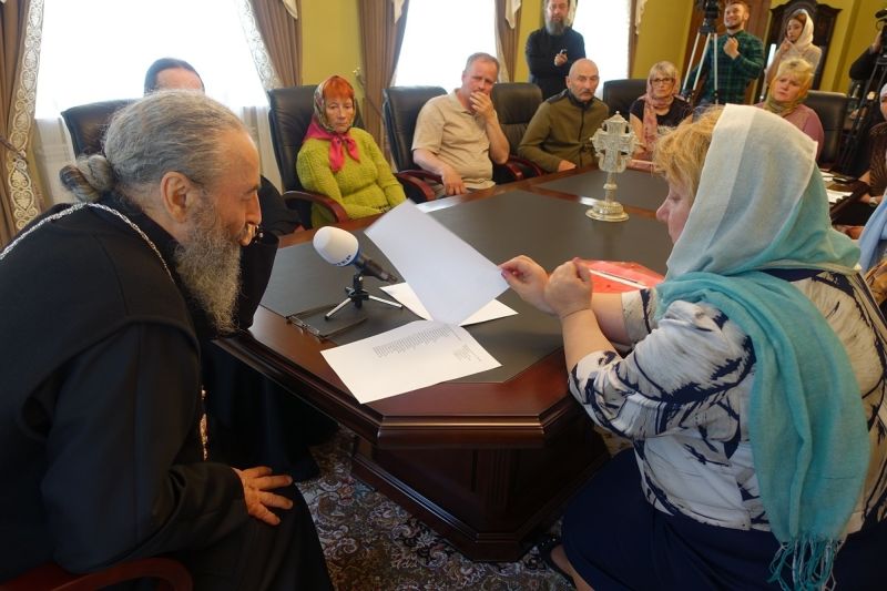 Встреча митрополита Онуфрия с родителями военных, пропавших в Донбассе