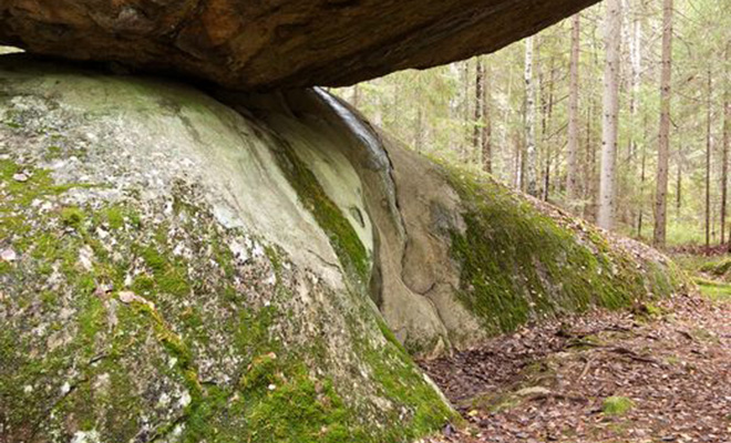 Куммакиви. В лесах Финляндии найден камень-гигант: 8000 лет назад его словно подняли и поставили специально Куммакиви, легенда, камней, скалы», сейсмометр, некий, рассматривают, Ученые, rocks, balanced, precariously, Посреди, сбалансированные, балансирующих, «ненадежно, науке, известны, образования, скалистые, Подобные