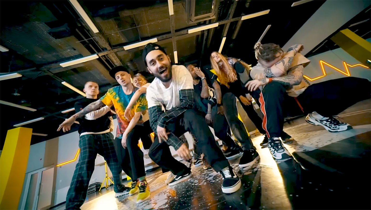 «Пропуск в клуб»: новый танцевальный челлендж, который объединяет поколения