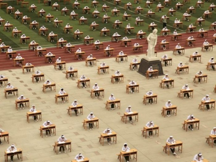 Эта фотография была сделана в Баоцзи в провинции Шэньси в Китае. Студенты в техническом колледже медсестёр в Китае сдают экзамен на спортивной площадке.