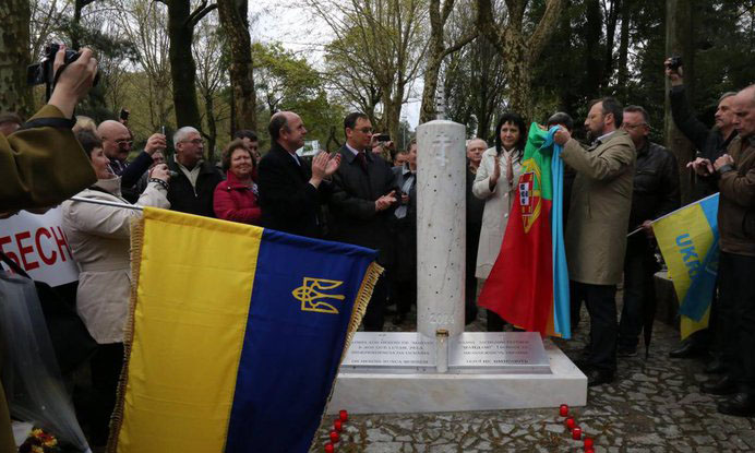 Португальцы поиздевались над Украиной испортили памятник Небесной Сотни