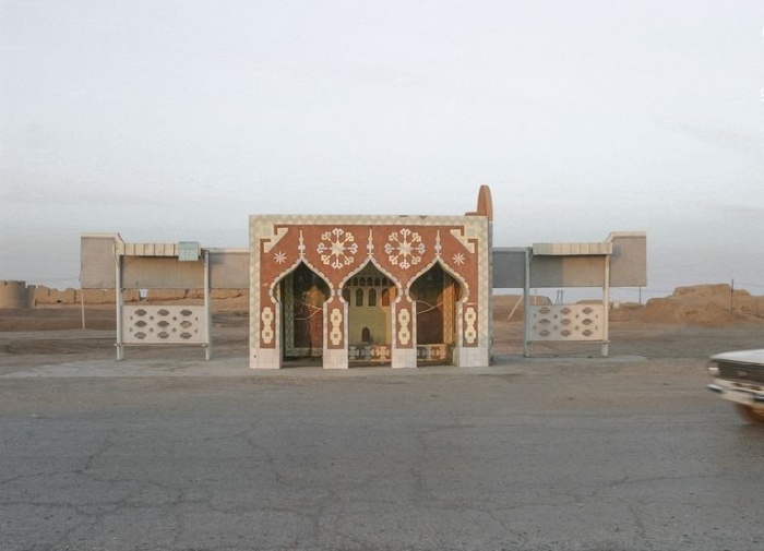 Восточные мотивы украшают автобусный павильон возле города Мары в Туркменистане. © Christopher Herwig. 