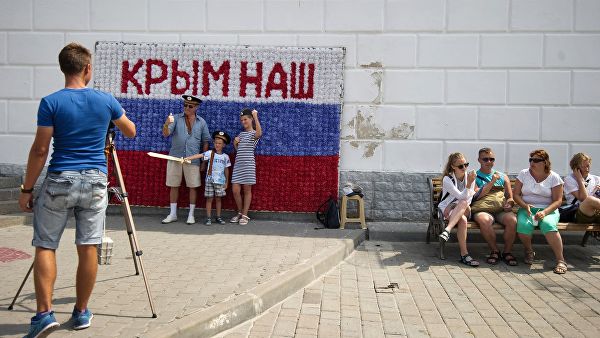 Гости Севастополя фотографируются на набережной города в рамках патриотической акции Бесплатное фото