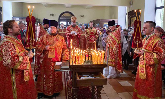 Епископ Серафим совершил пасхальное поминовение усопших в Никольском кафедральном соборе г. Бобруйска.