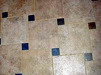 На фотографии напольный рисунок из плитки всего двух размеров с одной маленькой