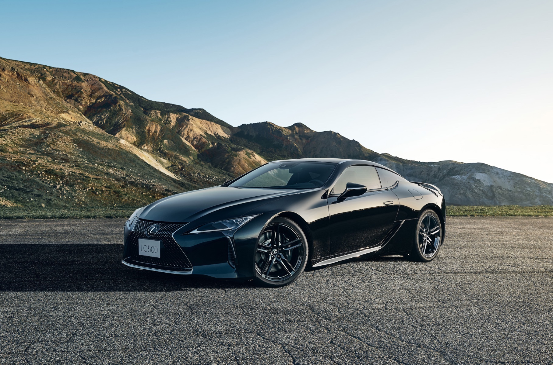 Lexus представил очень чёрный LC 500