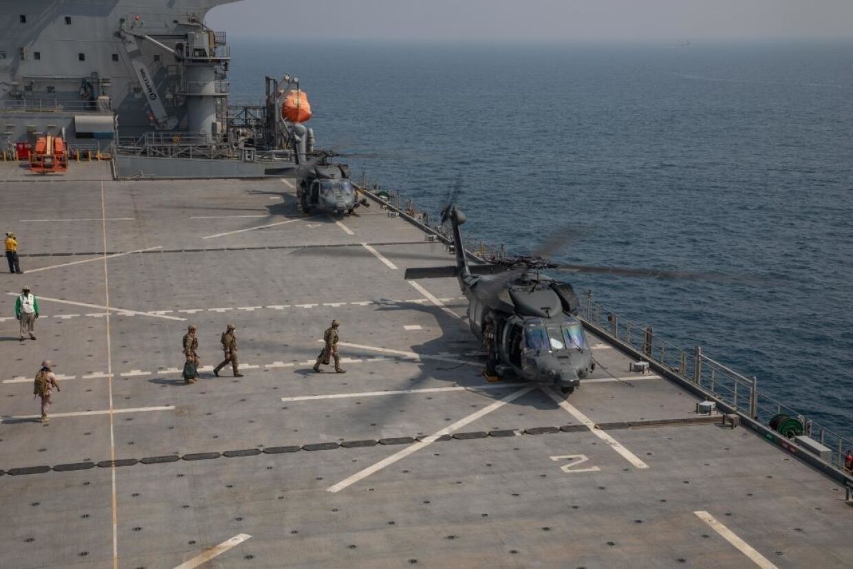 Вертолёты UH-60 на палубе американской экспедиционной морской базы Lewis B. Puller