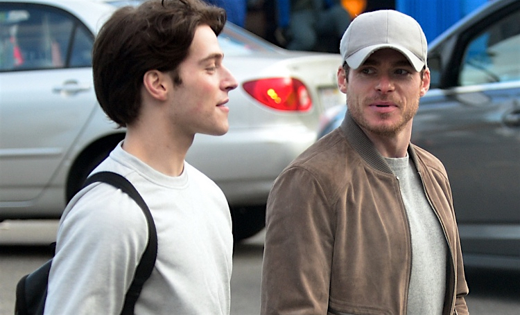 Звезда "Игры престолов" Ричард Мэдден переехал в особняк Эмилии Кларк - и вот кто его новый сосед