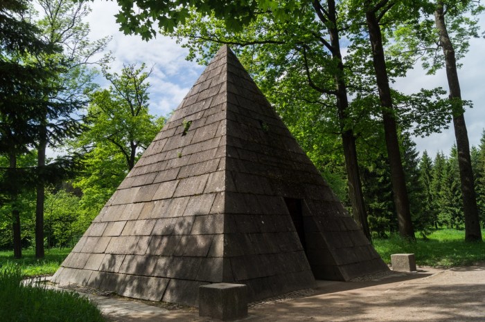 Пирамида в Екатерининском парке.