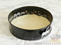 Фото приготовления рецепта: Королевская ватрушка с заливкой из сгущенки и шоколада - шаг №6