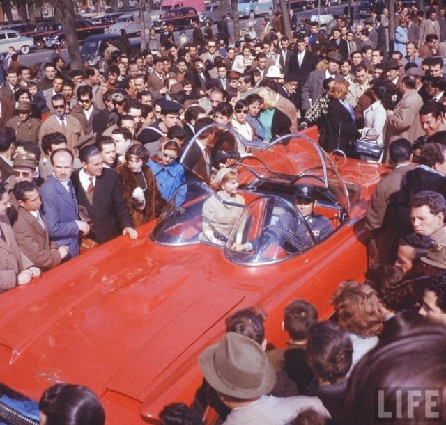 Гленн Форд и Дебби Рейнольдс в Lincoln Futura, который потом переделали в Batmobile, 1959 год история, люди, мир, фото