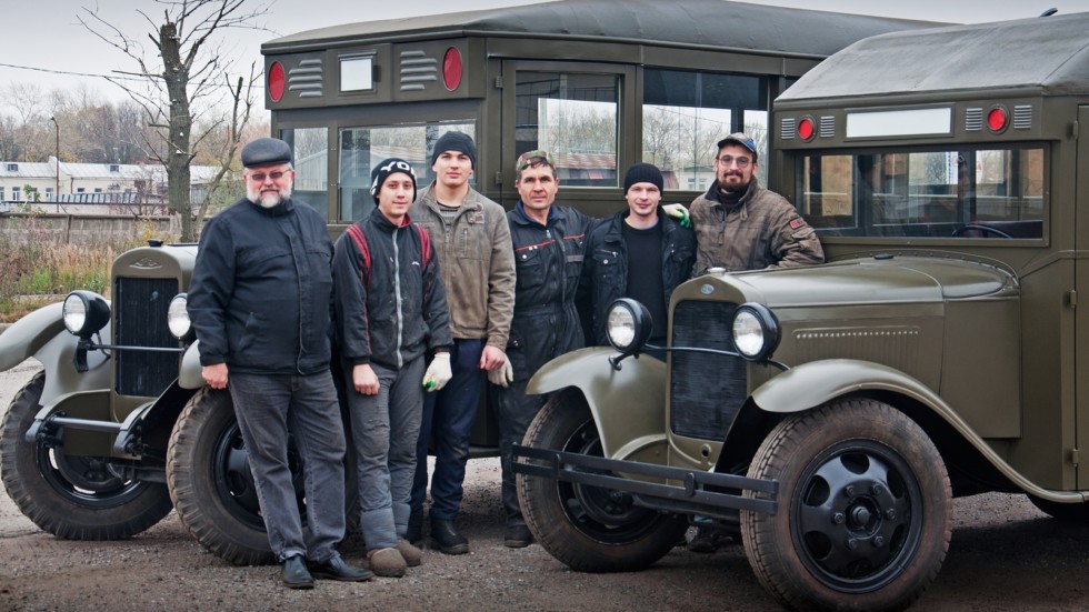 Коллектив реставрационной мастерской Retrotruck с репликами автобусов ЗИС-8 и ГАЗ-03-10