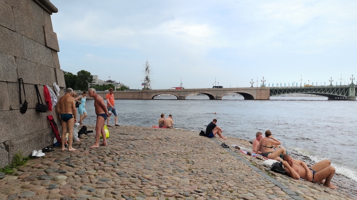 Почему закрыты пляжи. Жара в Санкт-Петербурге 2021. Пляж в Питере у Петропавловской крепости. Питер, Петропавловская крепость загорают. Петропавловская крепость с Невы.