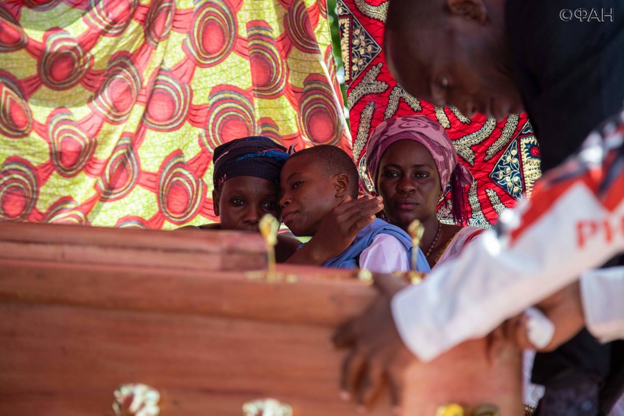 Похороны, митинг и заявления пресс-секретаря президента: репортаж корреспондентов ФАН из ЦАР Похороны, митинг и заявления пресс-секретаря президента: репортаж корреспондентов ФАН из ЦАР Весь мир