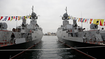 Новые малые ракетные корабли Зеленый Дол (слева) и Серпухов, снабженные универсальным ракетным комплексом Калибр-НК. Архивное фото